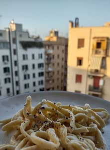 simple recipe for cacio e pepe pasta in Rome