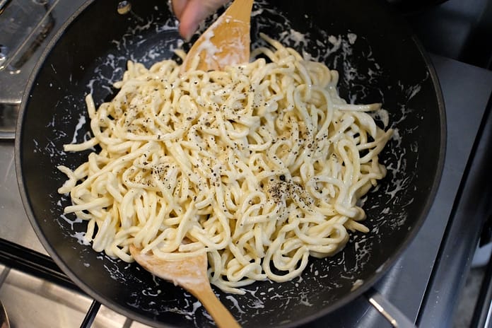 cacio e pepe Roman pasta ready to serve