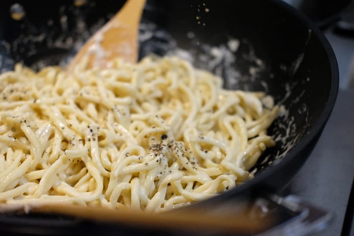 cacio e pepe recipe spaghetti with Pecorino Romano and Black Pepper