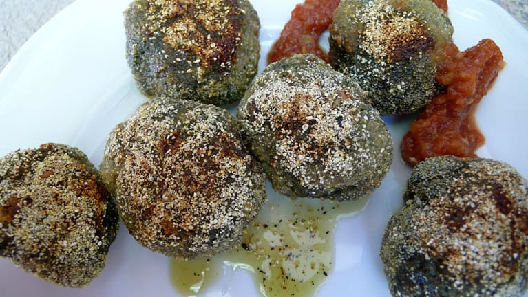 Spinach and fennel polpettine (meatballs) in a crunchy polenta crust