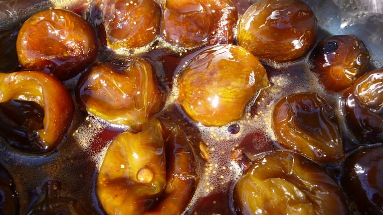 Figs caramelized in a spiced wine syrup